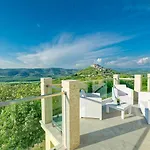 Дом отдыха Atemberaubende Mit Infinity-pool, Blick Auf Motovun, Billard, Tischtennis, Bbq *