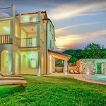 Дом отдыха Atemberaubende Mit Infinity-pool, Blick Auf Motovun, Billard, Tischtennis, Bbq *