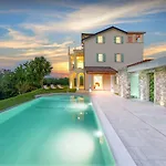 Atemberaubende Mit Infinity-pool, Blick Auf Motovun, Billard, Tischtennis, Bbq