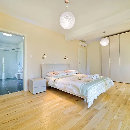 بيت للعطل Atemberaubende Mit Infinity-pool, Blick Auf Motovun, Billard, Tischtennis, Bbq *