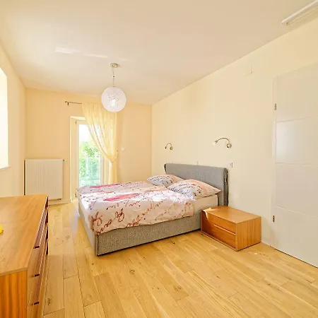 بيت للعطل Atemberaubende Mit Infinity-pool, Blick Auf Motovun, Billard, Tischtennis, Bbq *