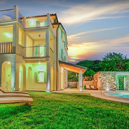 بيت للعطل Atemberaubende Mit Infinity-pool, Blick Auf Motovun, Billard, Tischtennis, Bbq *
