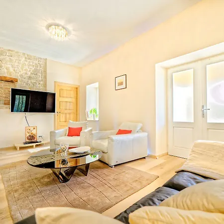 Ferienhaus Atemberaubende Mit Infinity-pool, Blick Auf Motovun, Billard, Tischtennis, Bbq *