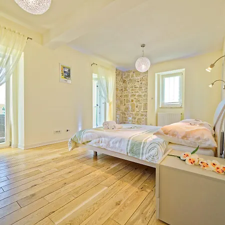 Atemberaubende Mit Infinity-pool, Blick Auf Motovun, Billard, Tischtennis, Bbq * Motovun
