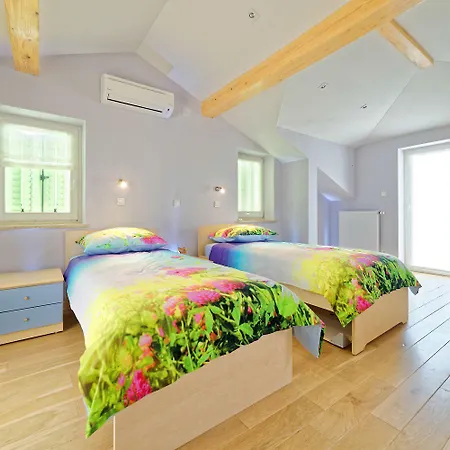 Atemberaubende Mit Infinity-pool, Blick Auf Motovun, Billard, Tischtennis, Bbq * Motovun