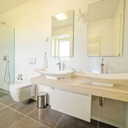 Ferienhaus Atemberaubende Mit Infinity-pool, Blick Auf Motovun, Billard, Tischtennis, Bbq Motovun